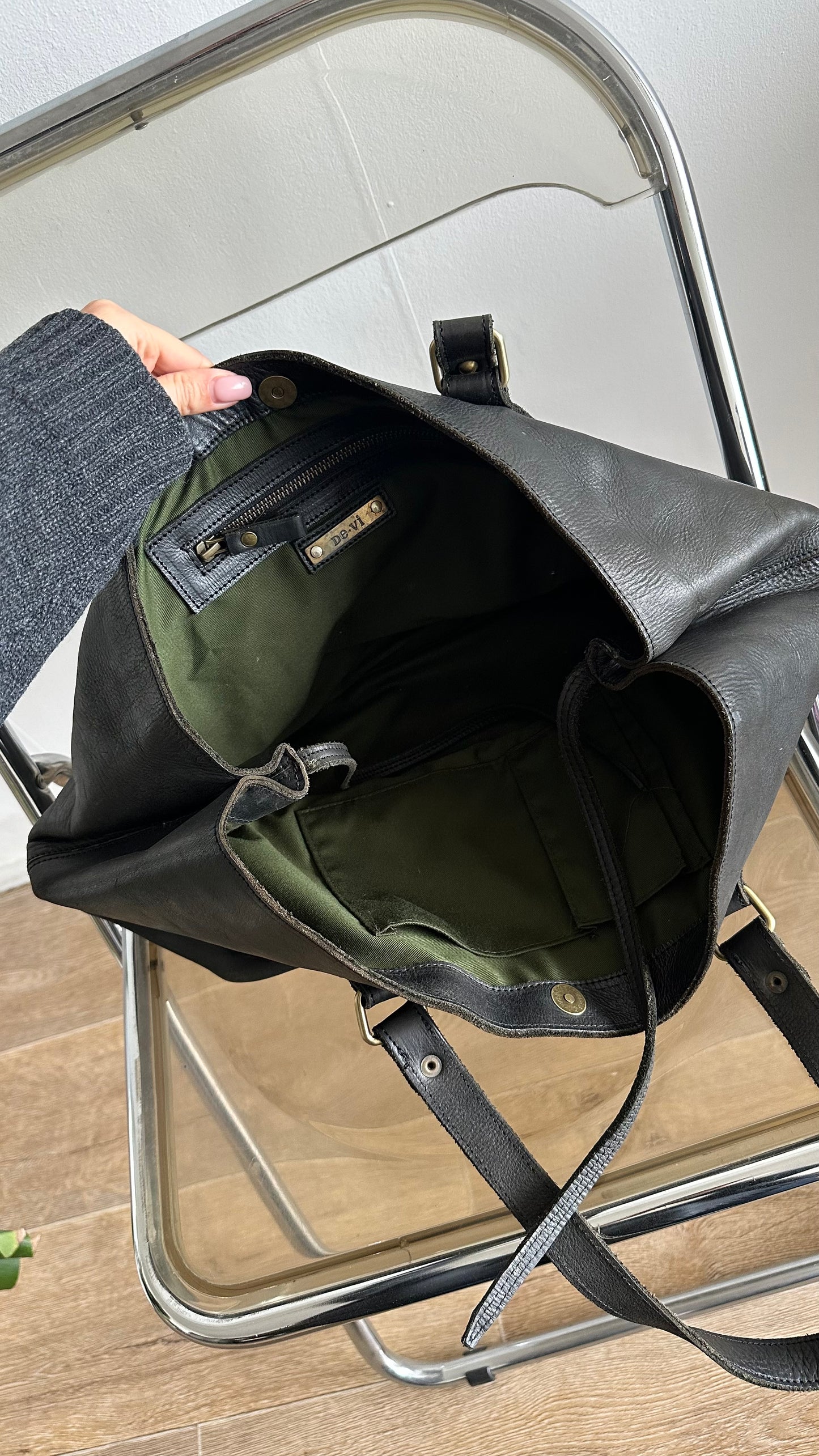 shoulder bag in black leather with gold