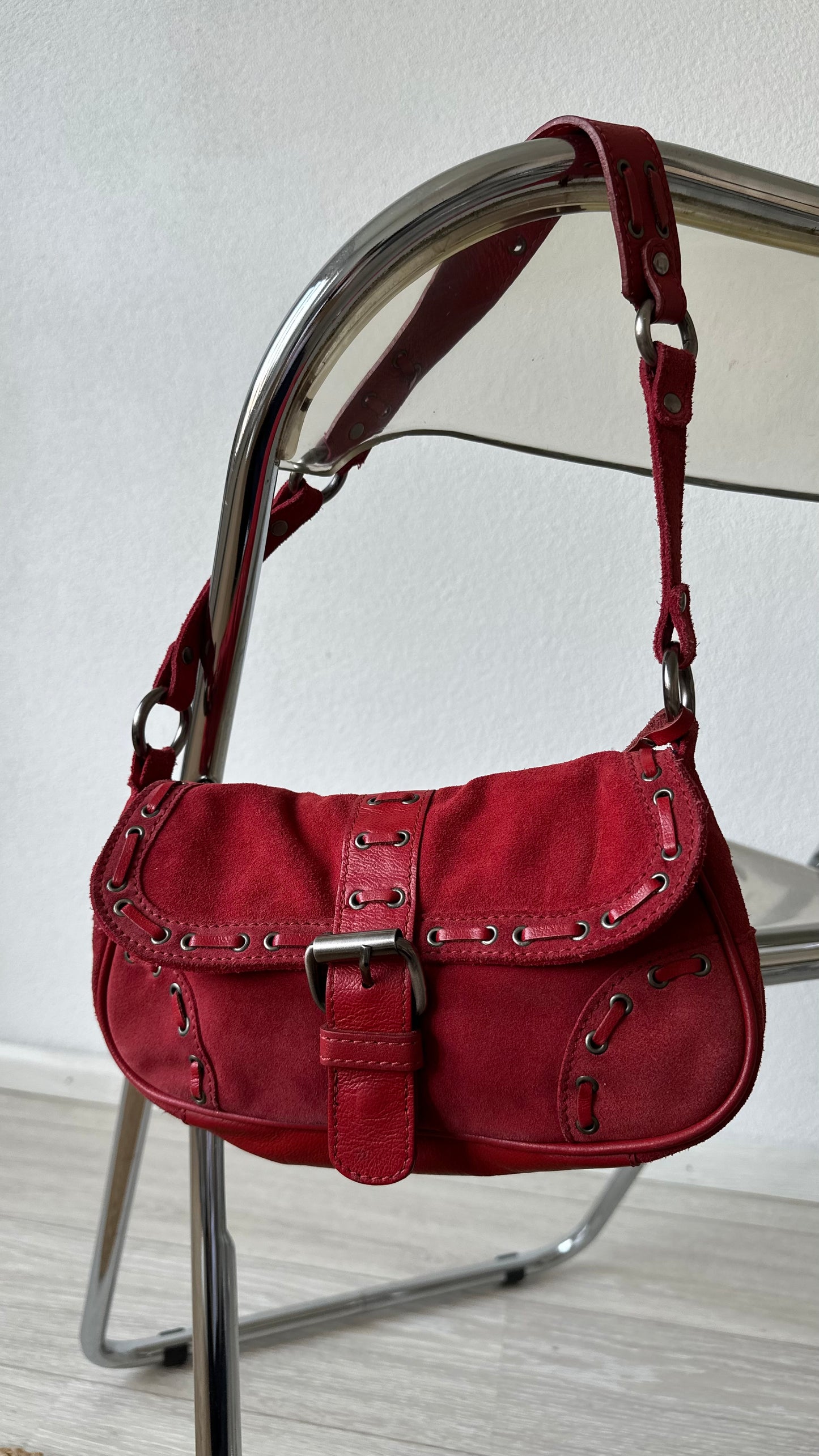red suède and leather shoulderbag