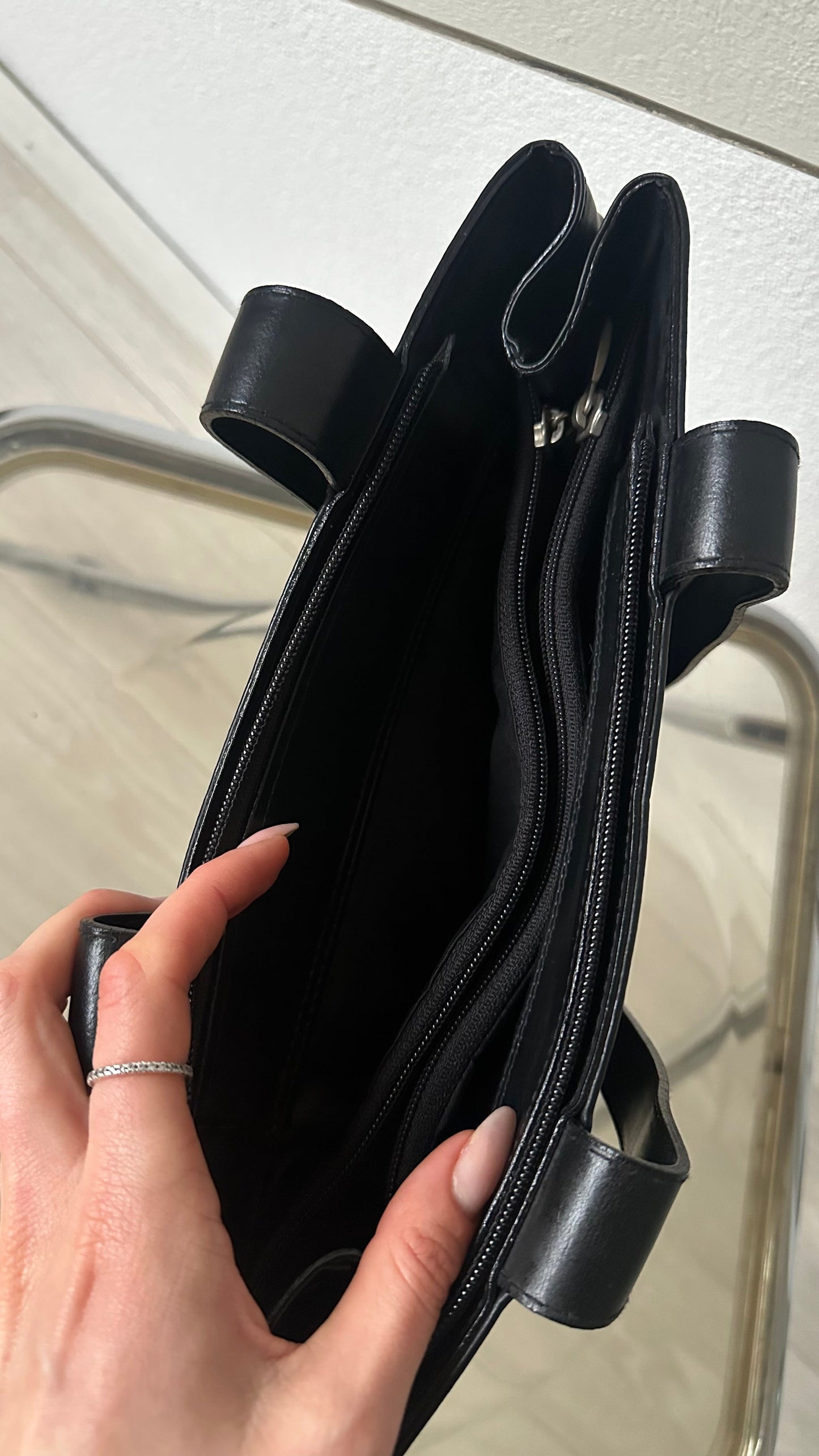 black leather shoulderbag silver details