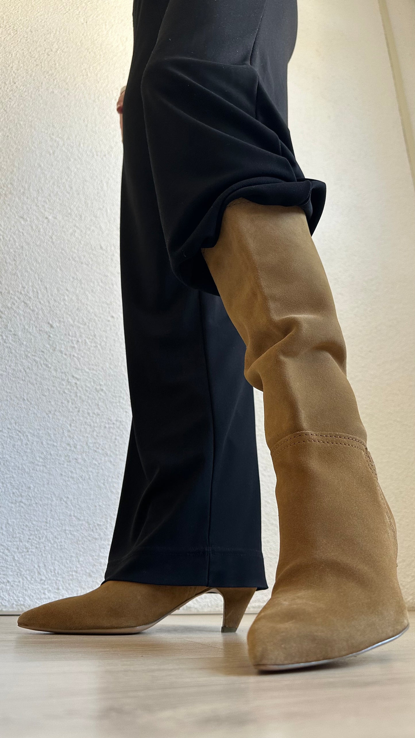 camel suede slouchy half-high boots 38