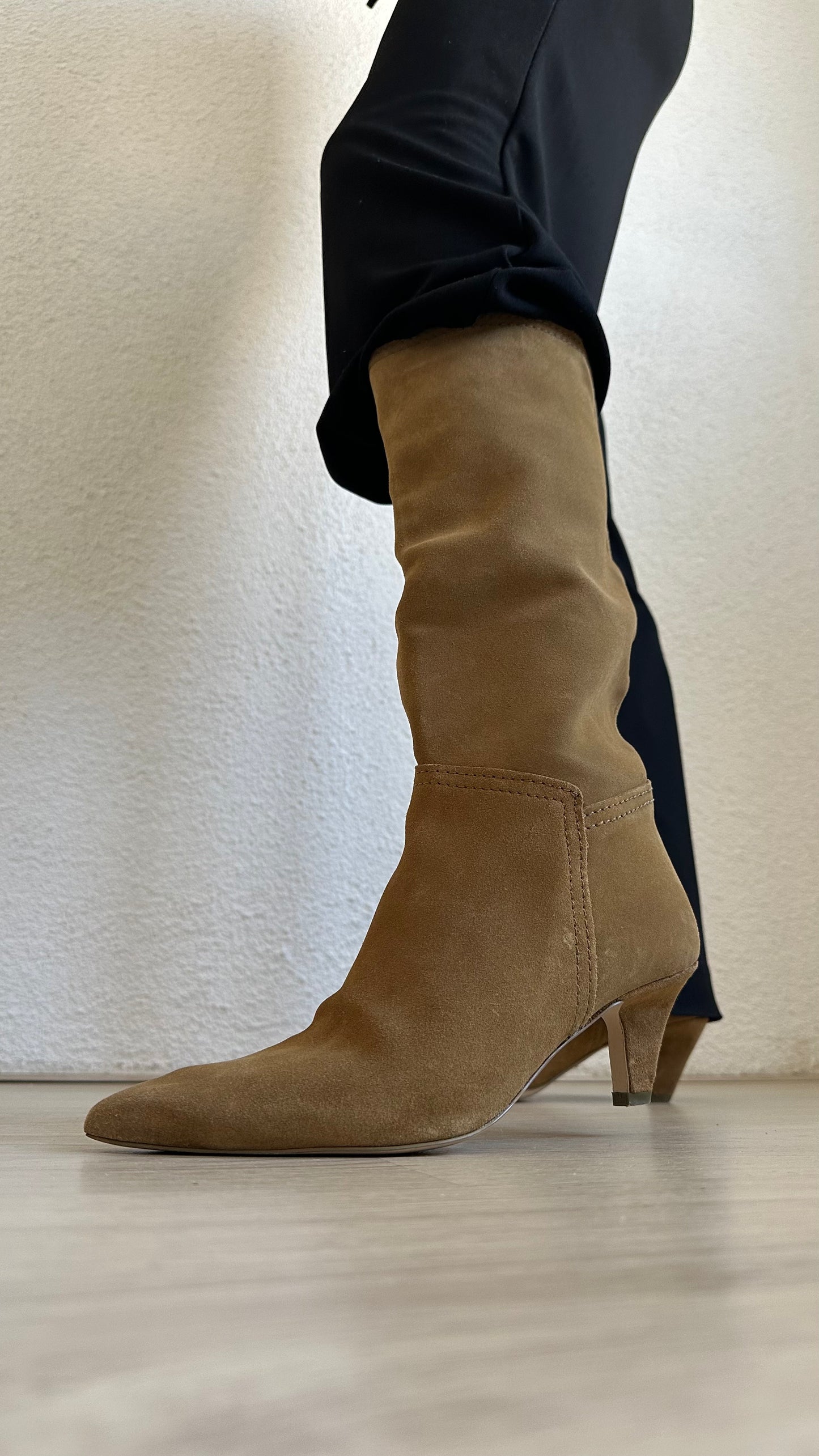 camel suede slouchy half-high boots 38