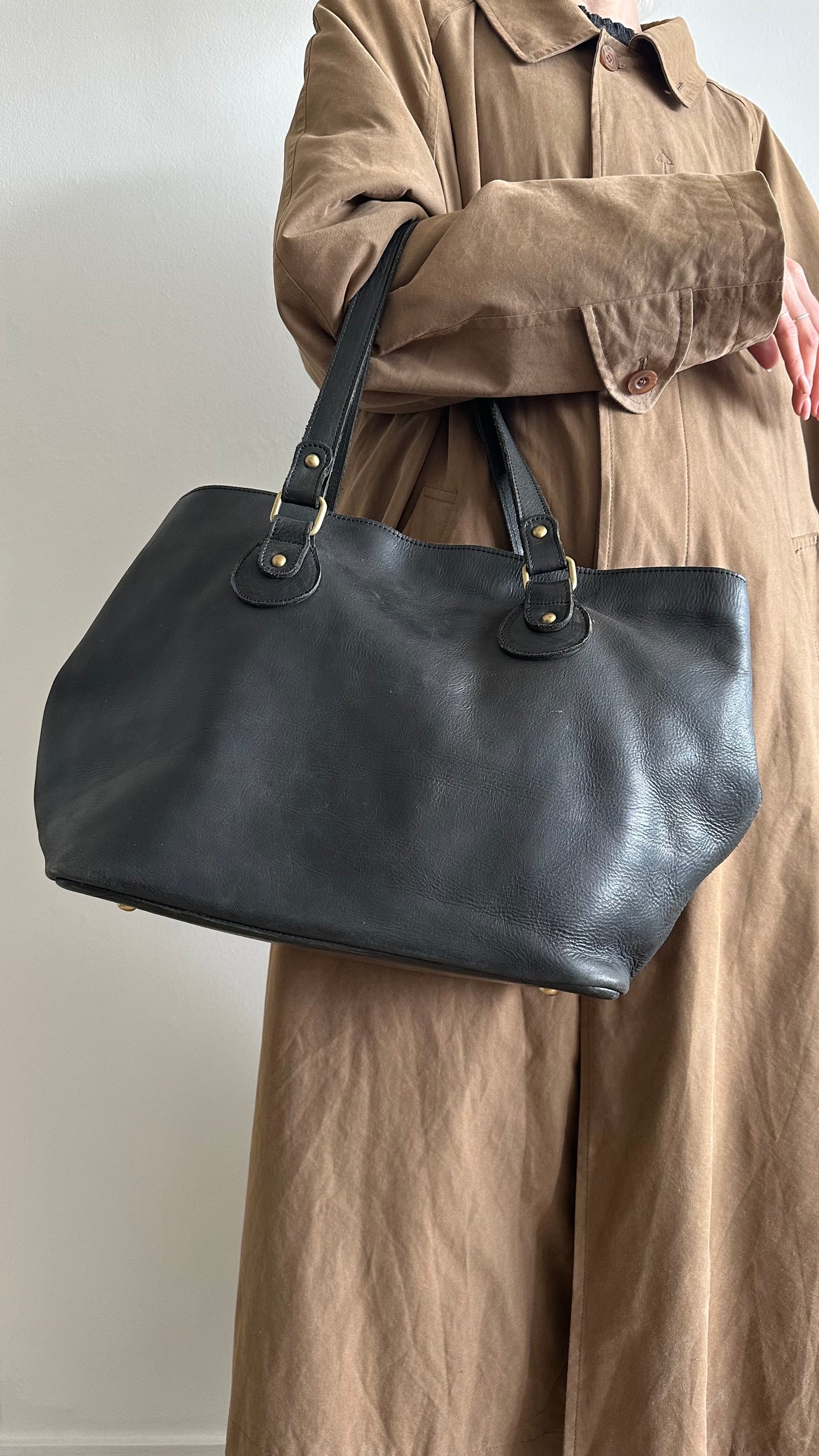 shoulder bag in black leather with gold