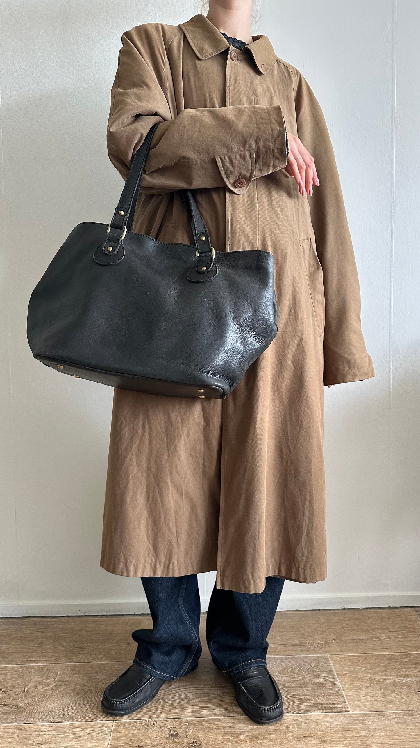 shoulder bag in black leather with gold