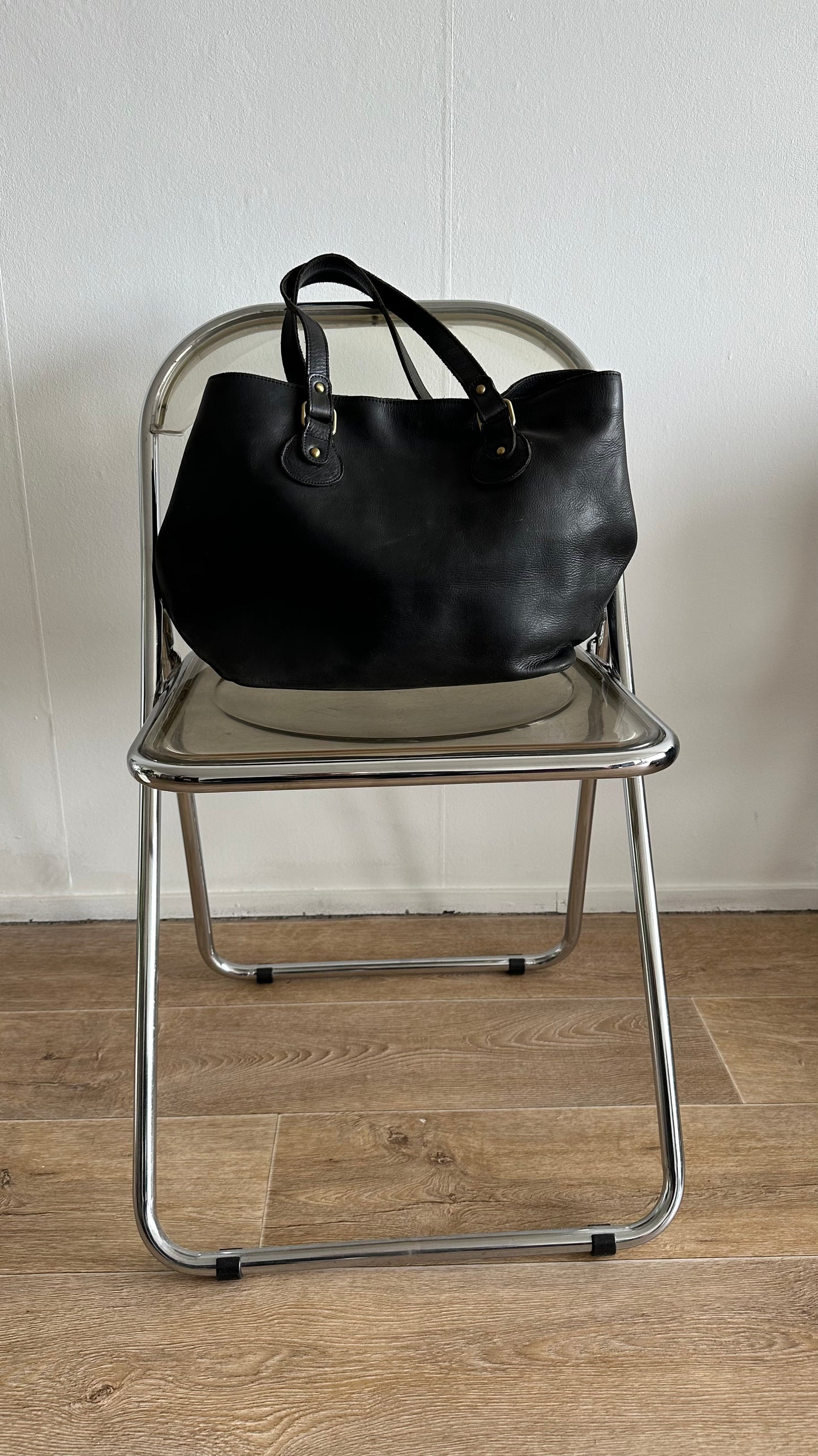 shoulder bag in black leather with gold