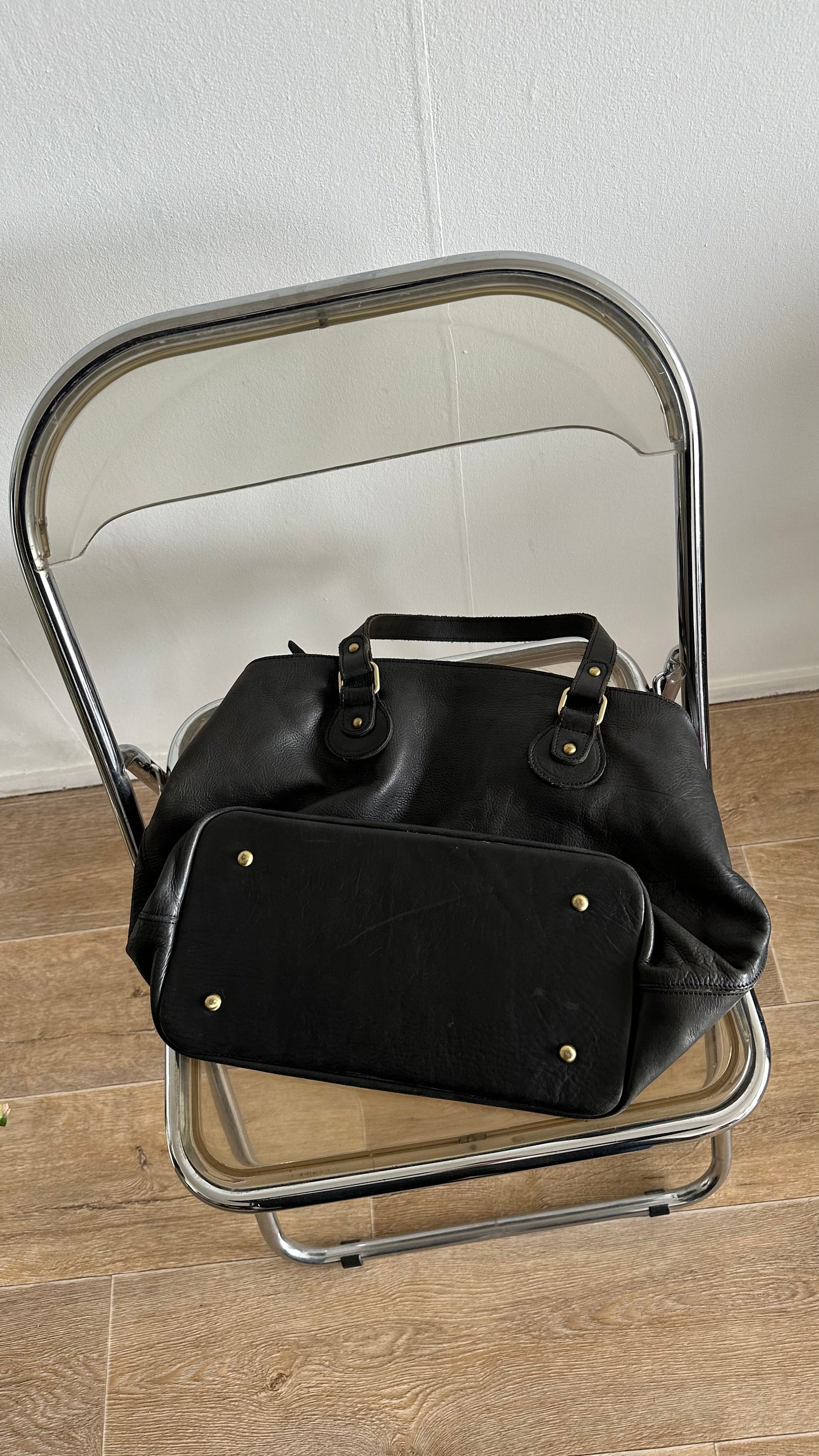 shoulder bag in black leather with gold