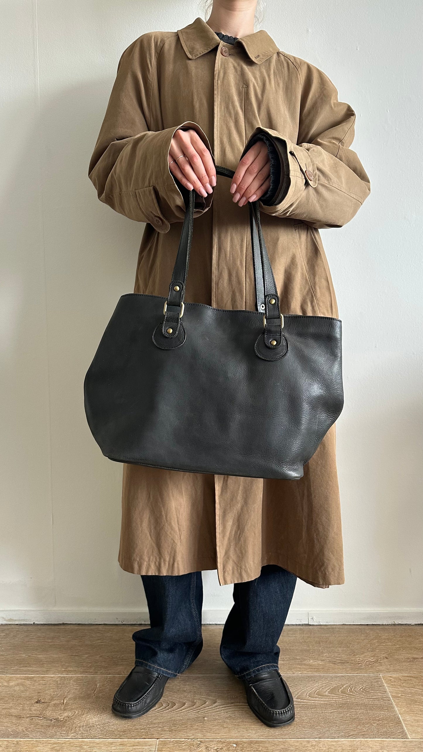 shoulder bag in black leather with gold