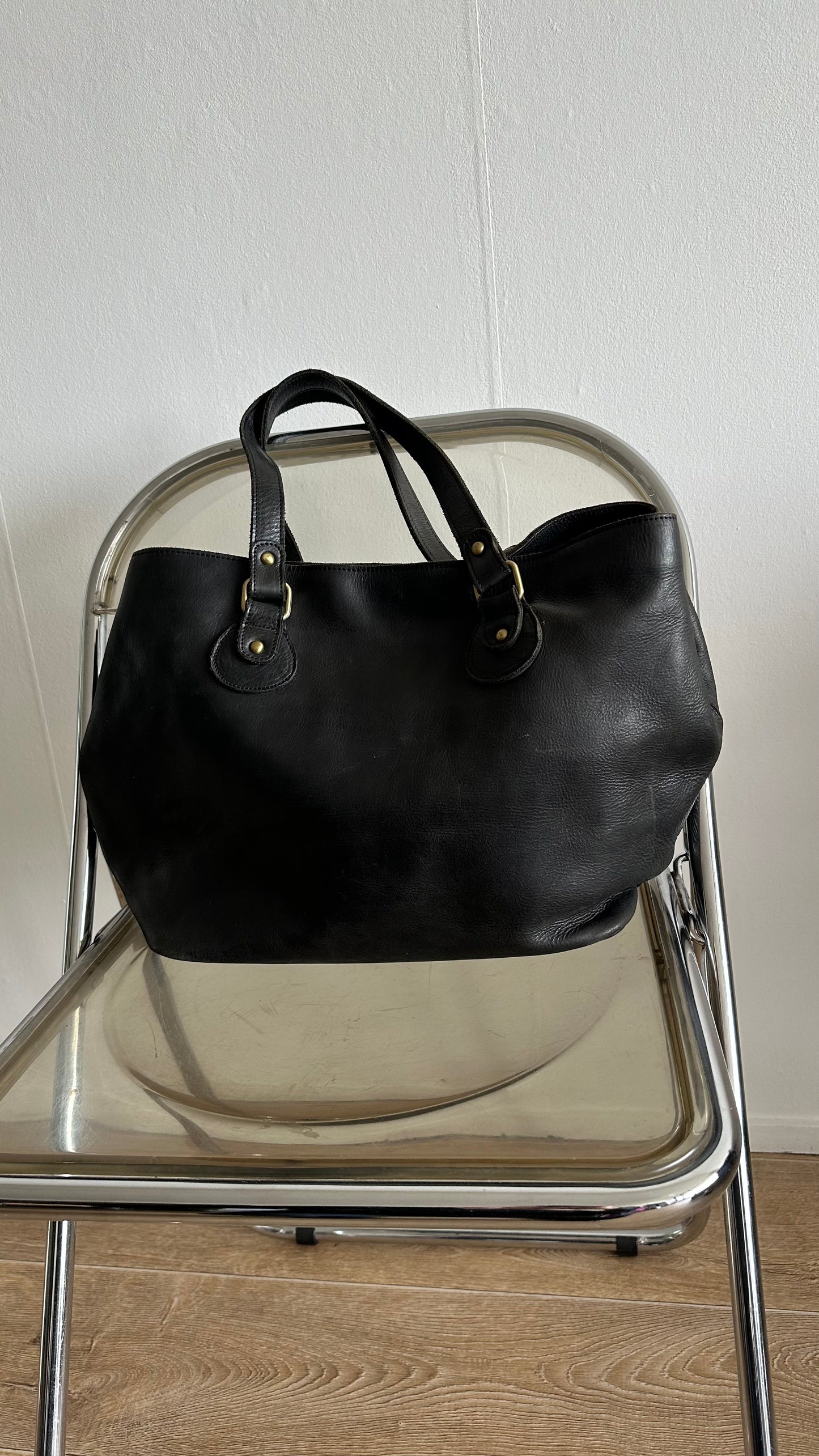 shoulder bag in black leather with gold