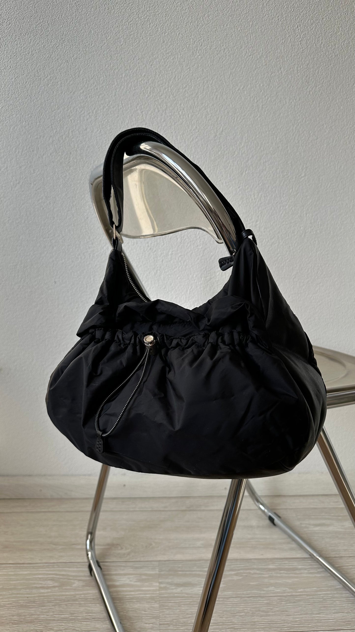 Zwarte Sequoia Y2K schoudertas met zilveren details – een vintage 2000s stijl met een trendy, tijdloze look. | Black Sequoia Y2K shoulder bag with silver details – vintage 2000s style with a trendy, timeless look.