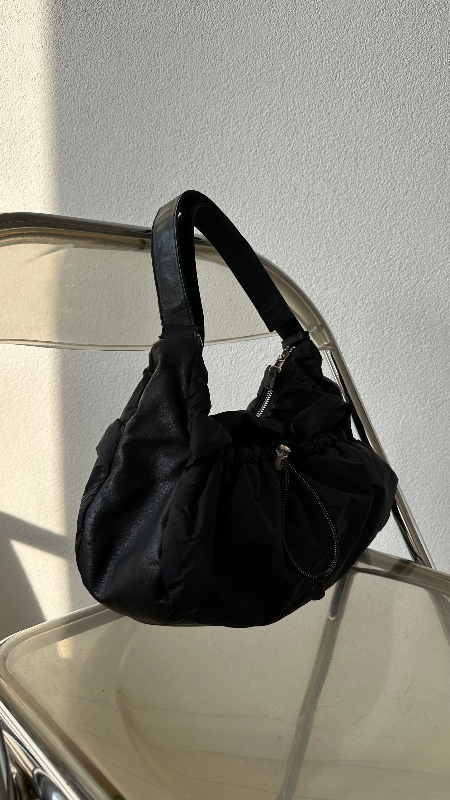 Zwarte Sequoia Y2K schoudertas met zilveren details – een vintage 2000s stijl met een trendy, tijdloze look. | Black Sequoia Y2K shoulder bag with silver details – vintage 2000s style with a trendy, timeless look.