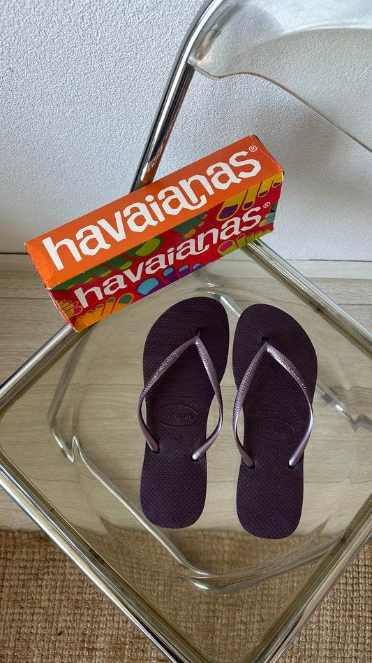 purple flip flops havaianas